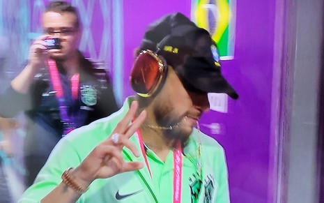 Foto de Neymar com um fone de ouvido dourado