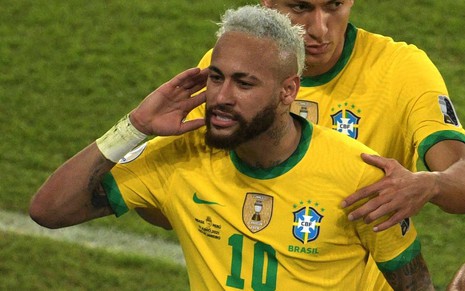 Neymar com a camisa amarela e o short azul da Seleção Brasileira. Ele tenta dominar um lançamento de bola em campo, em jogo válido pela Copa América 2021