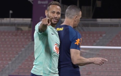 Neymar Jr aponta para a cama e sorri