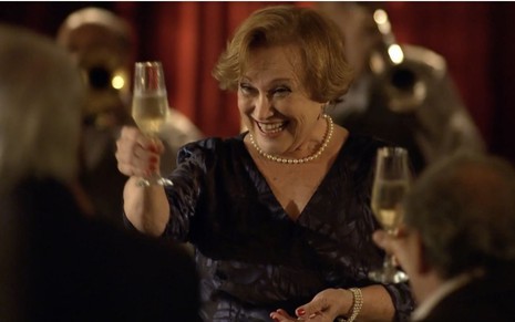 Nicette Bruno brinda com taça com champanhe em cena de A Vida da Gente
