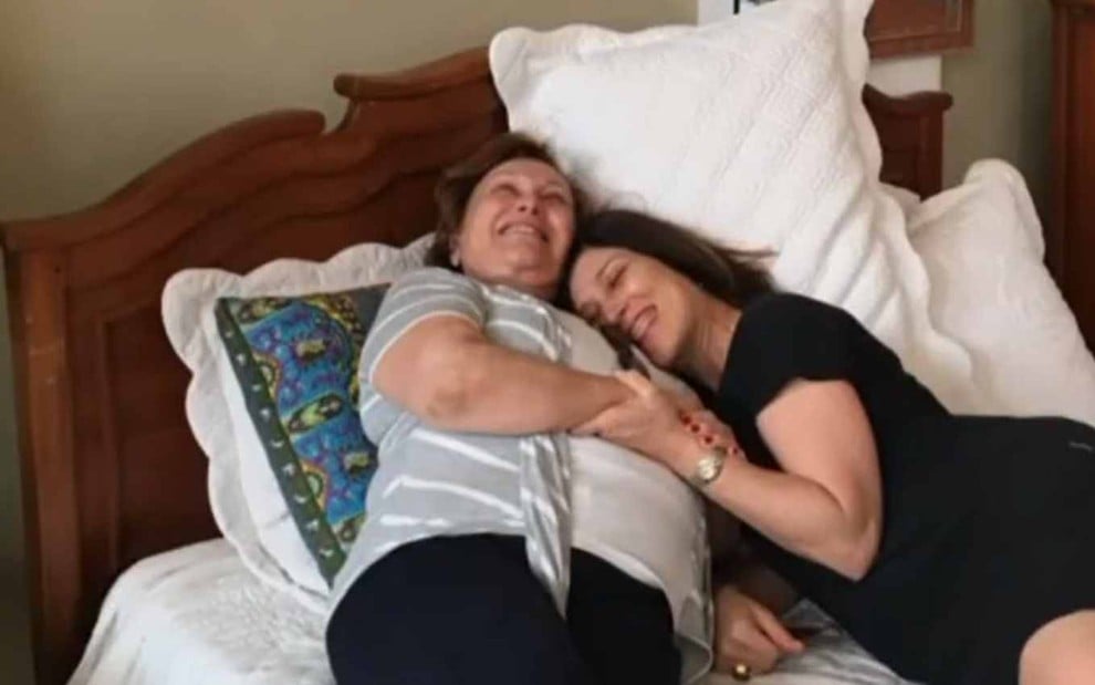 Atriz Nicette Bruno aparece deitada ao lado de sua filha, a atriz Beth Goulart