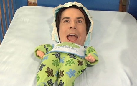 Cabeça de Jerry Trainor está sobreposta ao corpo de um bebê de mentira, em cena bizarra de iCarly