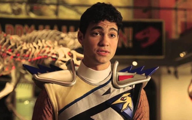 Davi Santos caracterizado como o ranger dourado de Power Rangers Dino Charge, mas sem o capacete