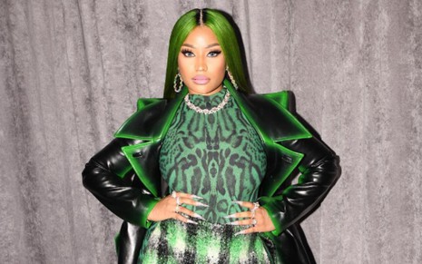 Nicki Minaj posa de look verde em foto publicada em seu perfil oficial no Instagram