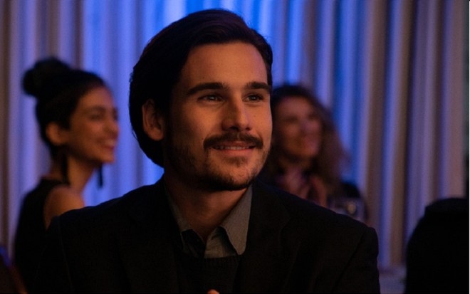 Nicolas Prattes sorri em Pronto Falei