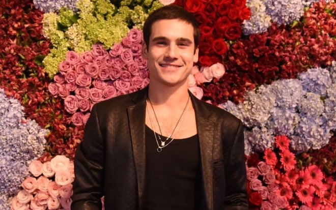 Nicolas Prattes na festa de lançamento de Todas as Flores