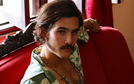 Nicolas Prattes usa bigodinho e posa para foto nos bastidores de Rio Connection