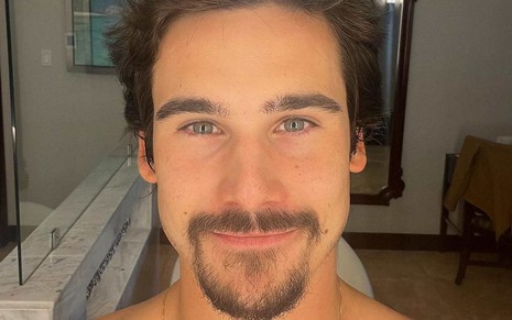 Nicolas Prattes sorri em foto postada no Instagram