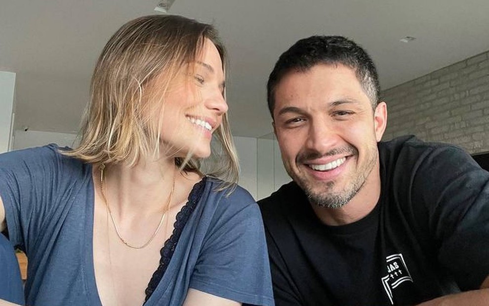 Nilma Quariguasi e Romulo Estrela sorrindo em foto do Instagram