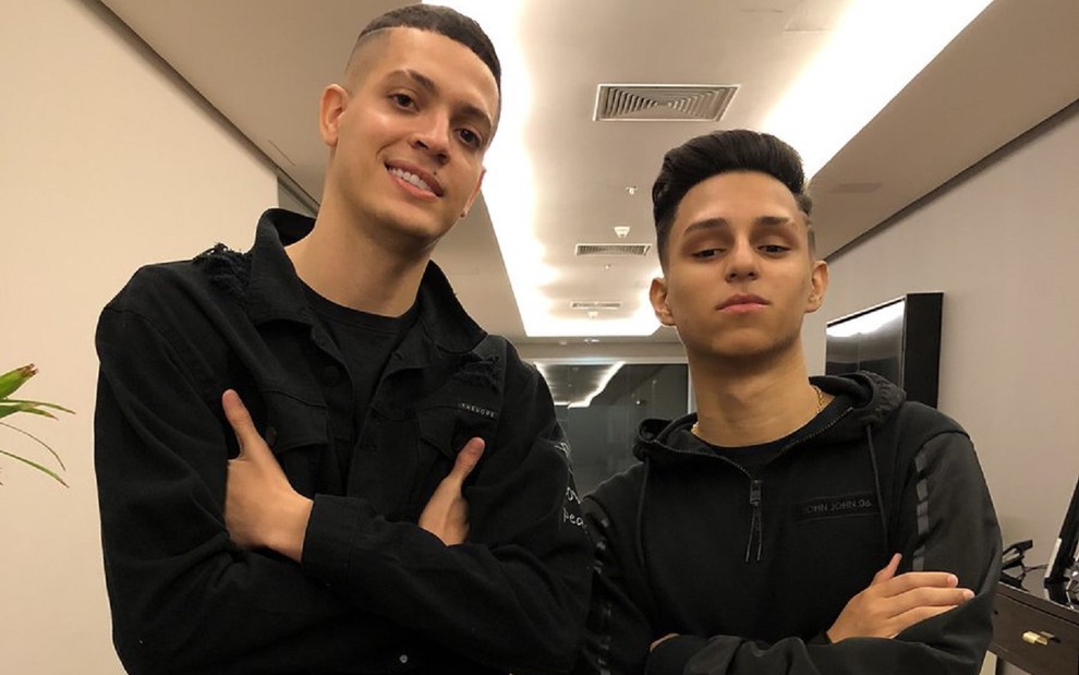 Nobru e Cerol com uma camisa preta e sorrisos em uma fotos juntos no Instagram