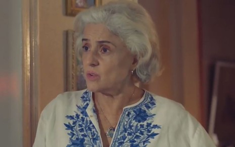 Marieta Severo com expressão séria em cena como Noca na novela Um Lugar ao Sol