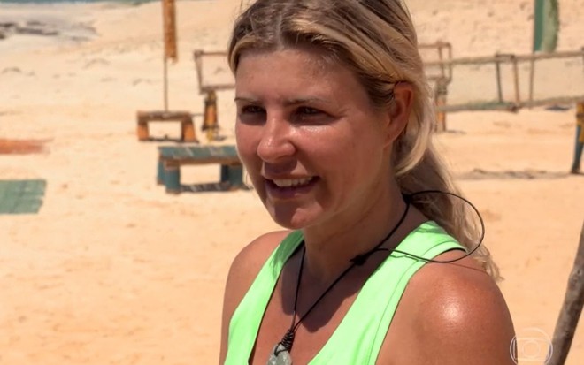 Imagem de Íris Stefanelli com blusa verde no campo de provas do No Limite