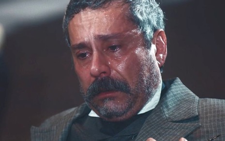 Tonico Rocha (Alexandre Nero) sofrendo em cena do último capítulo de Nos Tempos do Imperador, da Globo