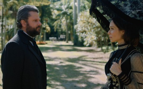 Dom Pedro 2º (Selton Mello) olha para Luísa (Mariana Ximenes) em meio ao verde em cena de Nos Tempos do Imperador