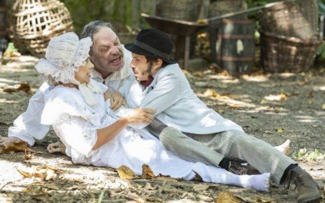 Nélio (João Pedro Zappa) acode Lota (Paula Cohen) no chão e apanha de Batista Pindaíba (Ernani Moraes) em cena de Nos Tempos do Imperador