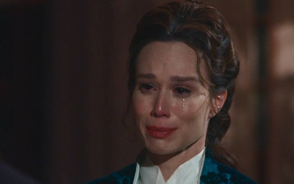 Atriz Mariana Ximenes olha para frente com cara de choro em cena de Nos Tempos do Imperador