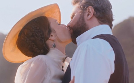 Dom Pedro 2º (Selton Mello) e Luísa (Mariana Ximenes) se beijam em cena do passeio dos dois até Niterói em Nos Tempos do Imperador
