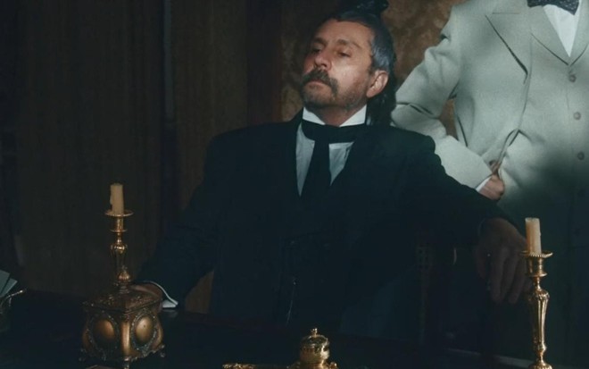Ator Alexandre Nero olha para frente em cena de Nos Tempos do Imperador
