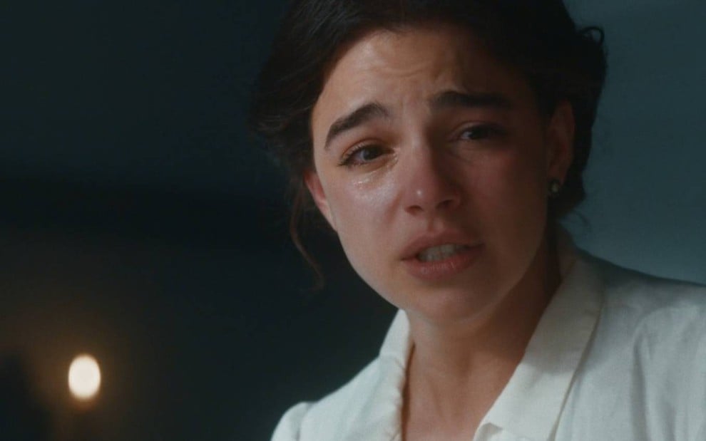 Atriz Gabriela Medvedovski olha para o lado com cara de choro na novela das seis