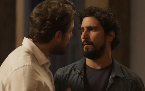 José (Sergio Guizé) e Tertulinho (Renato Góes) se encaram em cena da novela Mar do Sertão