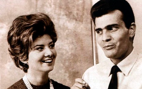 Glória Menezes e Tacísio Meira (1935-2021) em cena de 2-5499 Ocupado, novela da TV Excelsior (1960-1970)