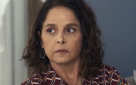 Drica Moraes com expressão séria em cena como Núbia na novela Travessia