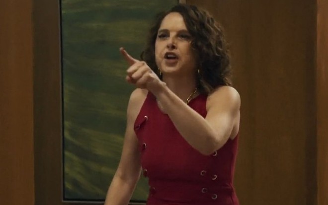 Em cena de Travessia, Drica Moraes está apontando o dedo para alguém, com raiva