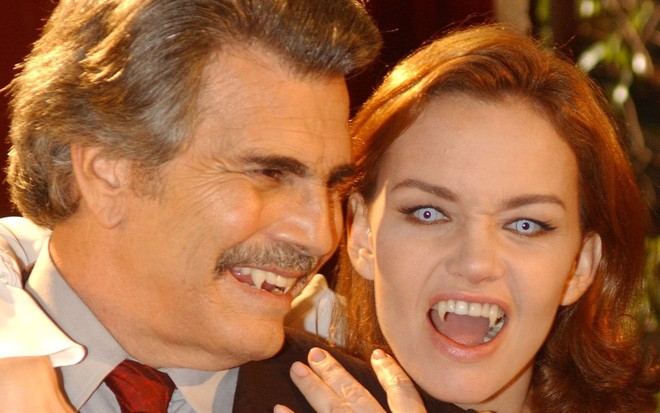 Bóris (Tarcísio Meira) e Marta (Julia Lemmertz) mostram os dentes afiados em O Beijo do Vampiro (2002)