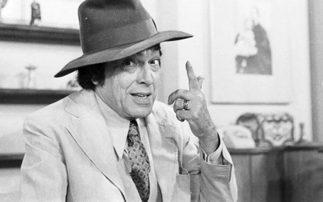 O ator Paulo Gracindo (1911-1995) de chapéu e dedo em riste em cena como Odorico Paraguaçu na novela O Bem-Amado
