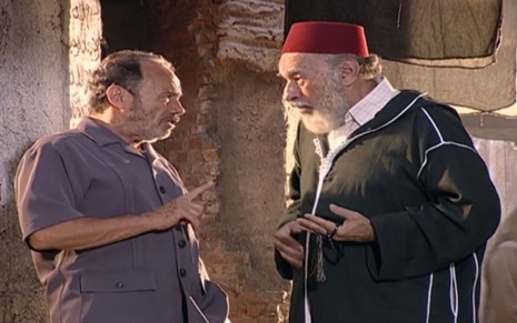 Os atores Stênio Garcia e Sebastião Vasconcelos como Ali e Abdul em O Clone; eles estão frente a frente conversando, enquanto o primeiro lhe aponta o dedo