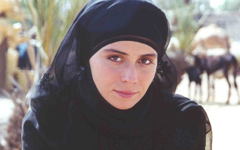 Imagem de Giovanna Antonelli como Jade em O Clone; ela está em um traje muçulmano de cor preta