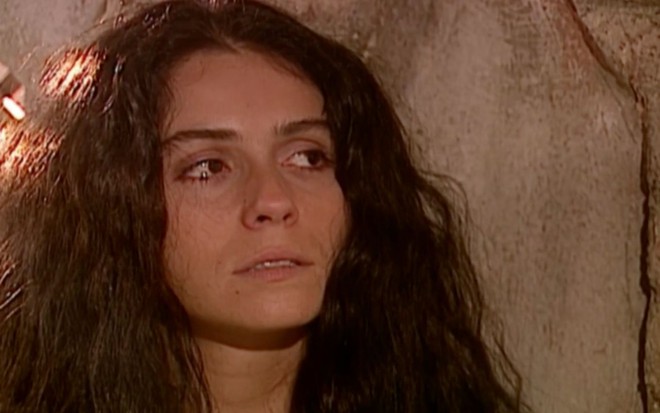 Giovanna Antonelli em cena de O Clone: caracterizada como Jade, atriz olha aflita para alguém fora do quadro