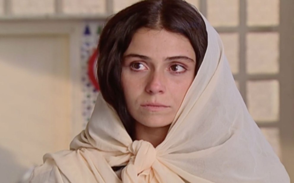 Giovanna Antonelli em cena de O Clone: caracterizada como Jade, atriz olha aflita para alguém fora do quadro