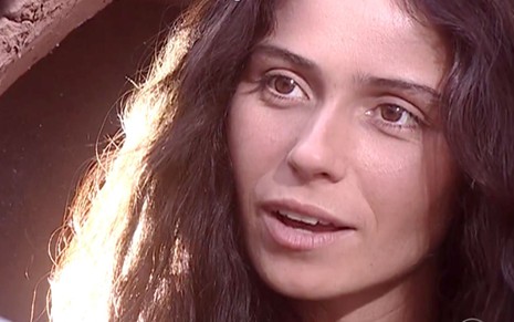 Giovanna Antonelli em cena de O Clone: atriz está em close, com cabelos soltos e olha para alguém fora do quadro