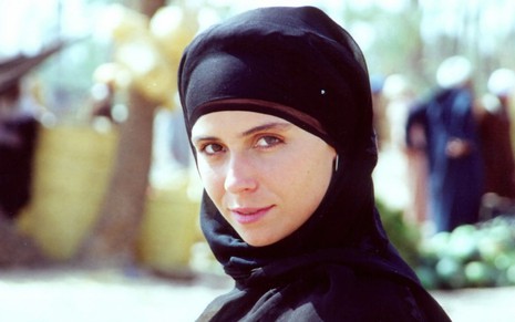 Giovanna Antonelli em cena de O Clone: atriz usa hijab preto e olha para a câmera