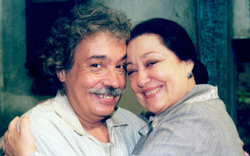 Sorridentes, Pedro Paulo Rangel e Suely Franco durante as gravações da novela O Cravo e a Rosa