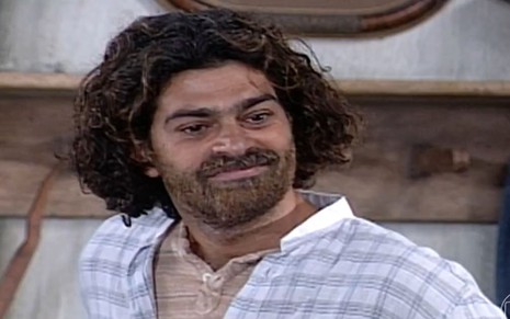 Petruchio (Eduardo Moscovis) sorridente em cena de O Cravo e a Rosa, da Globo