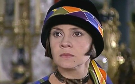Catarina (Adriana Esteves) usa um chapéu preto com faixa colorida em O Cravo e a Rosa, da Globo