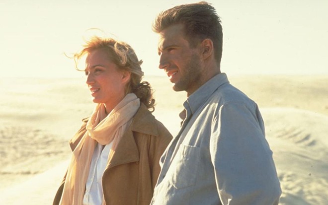 Kristin Scott Thomas e Ralph Fiennes em cena de O Paciente Inglês