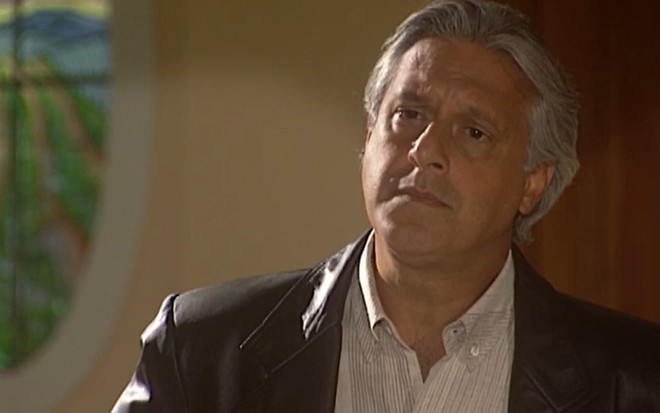 O ator Antonio Fagundes com expressão séria em cena de O Rei do Gado