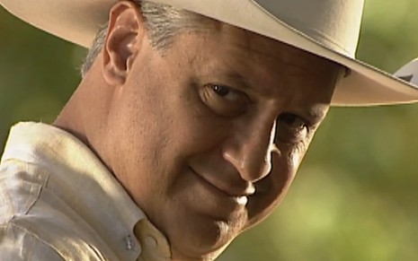 Antônio Fagundes com um chapéu branco em cena que interpreta Bruno Mezenga em O Rei do Gado (1996)
