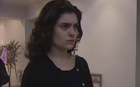 A atriz Arieta Corrêa com expressão séria e triste em cena de O Rei do Gado