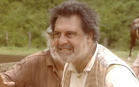 Antonio Fagundes com expressão de raiva em cena como Bruno Mezenga de O Rei do Gado, na Globo