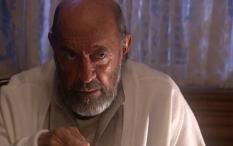 O ator Raul Cortez em cena como Geremias na novela O Rei do Gado, com expressão séria