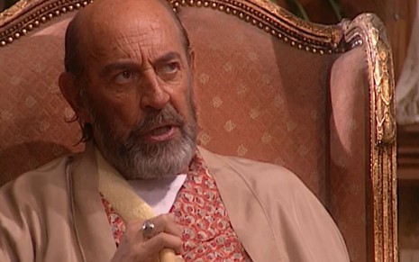 O ator Raul Cortez em cena como Geremias na novela O Rei do Gado, com expressão séria