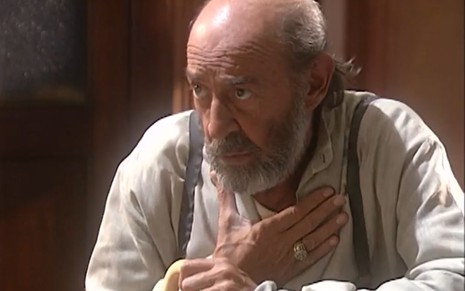 O ator Raul Cortez em cena como Geremias na novela O Rei do Gado, com mão no peito