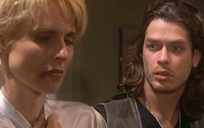 O ator Fabio Assunção com expressão séria olhando Silvia Pfeifer em cena de O Rei do Gado