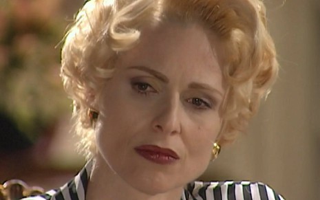 Silvia Pfeifer com expressão séria em cena como Léia Mezenga em O Rei do Gado (1996