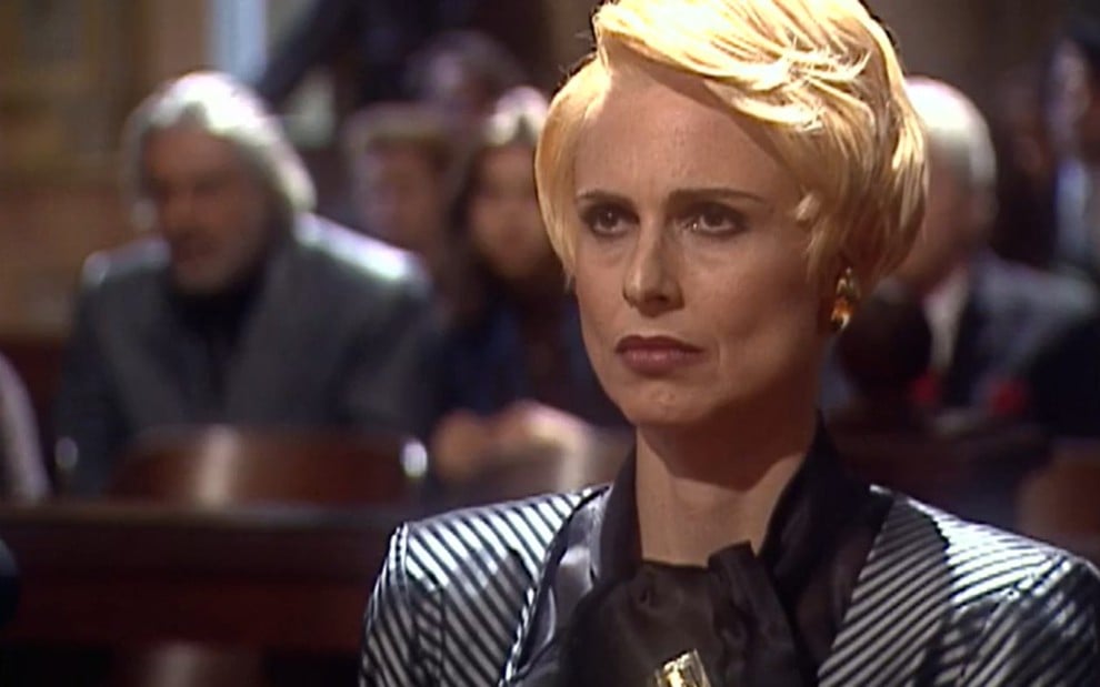 A atriz Silvia Pfeifer séria em cena de julgamento, como testemunha, na novela O Rei do Gado