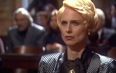 A atriz Silvia Pfeifer séria em cena de julgamento, como testemunha, na novela O Rei do Gado